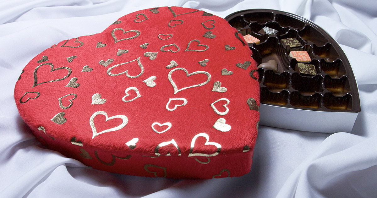 Securing & Showcasing Your Sweets With the Right Heart Tray